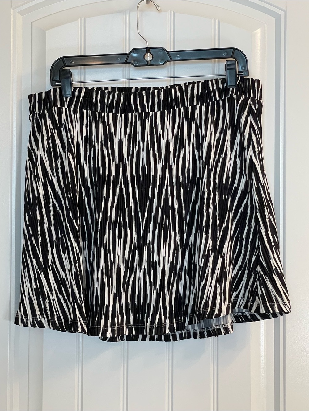 Serra Black and White Abstract Pleated Skort